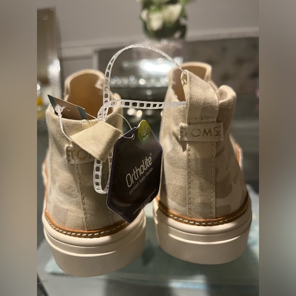 TOMS
Women's Camo Canvas Mid Cut Slip On Sneakers - Picture 6 of 8